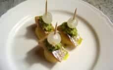 Pincho hareng fumé, pomme de terre, oignon au vinaigre, sauce verte à l'Huile d'Olive d'Espagne