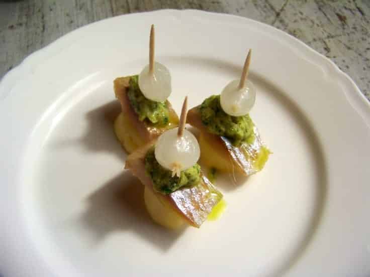 Pincho hareng fumé, pomme de terre, oignon au vinaigre, sauce verte à l'Huile d'Olive d'Espagne