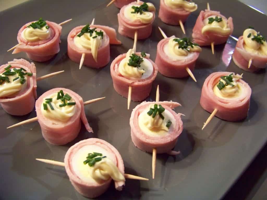 Pinchos œufs de caille, jambon, mayonnaise