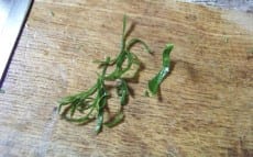 feuille de citronnier émincée on voit à gauche ce qu'on met dans la soupe et à droite la nervure centrale que l'on jette.
