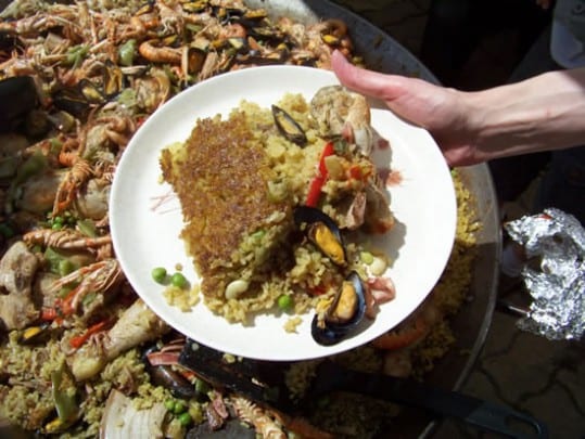 riz grillé dans le fond du plat