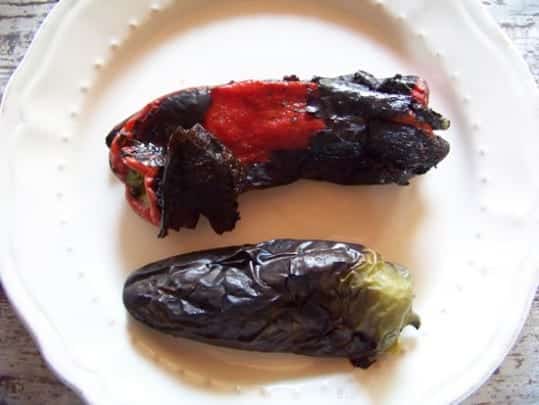 poivrons grillés : la peau est uniformément noire et craquante, elle s'enlève facilement