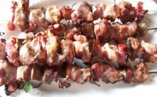 brochettes d'échine, poitrine fumée et lardons