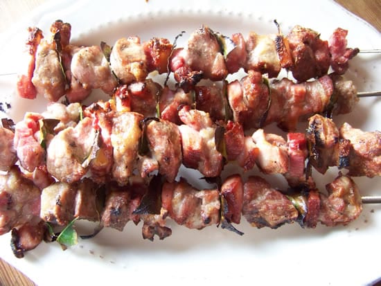 brochettes d'échine, poitrine fumée et lardons