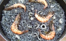 riz noir à l'encre aux calmars, et gambas