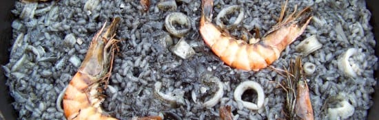 riz noir à l'encre aux calmars, et gambas