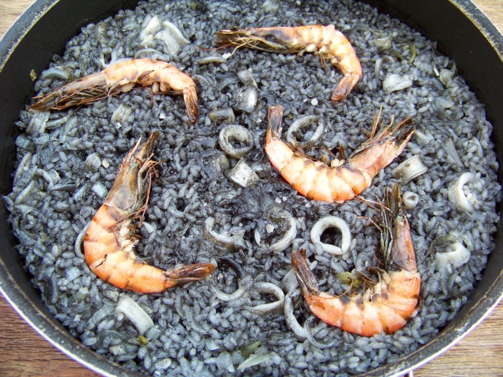 riz noir à l'encre aux calmars, et gambas