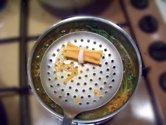 Pour resserrer les fagots on les plonge 30s dans l'eau bouillante, ou un court-bouillon