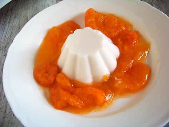 blanc-manger au coco, compote d'abricots