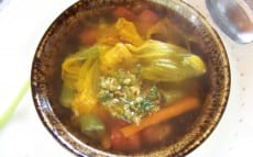 soupe d'été au pesto et fleurs de courgette