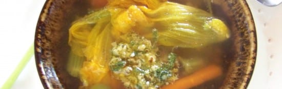 soupe d'été au pesto et fleurs de courgette