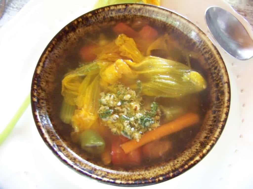 soupe d'été au pesto et fleurs de courgette