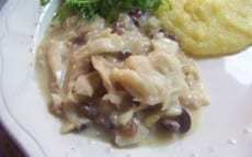 Recette de morue aux oignons, avec olives, pignons et raisins secs