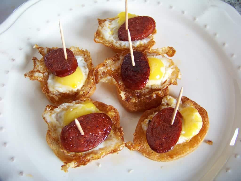 pinchos oeufs de caille chorizo