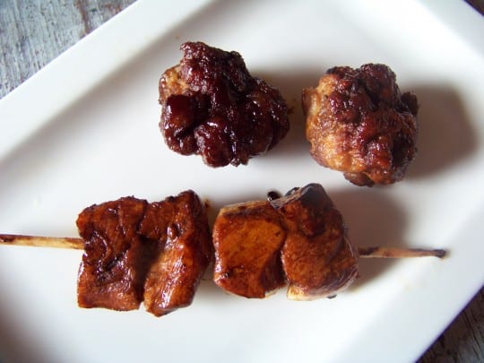 brochettes de poulet et boulettes sauce yakitori