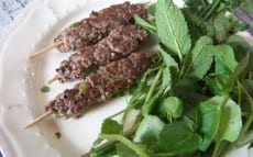 On peut faire cuire les kefta à la poêle, au grill ou au barbecue, voire à la plancha