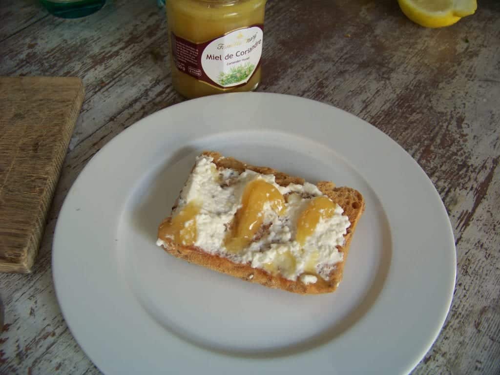 bruschetta au chèvre frais et miel de coriandre