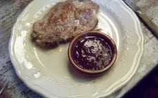 sauce aux prunes avec une viande blanche