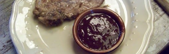sauce aux prunes avec une viande blanche