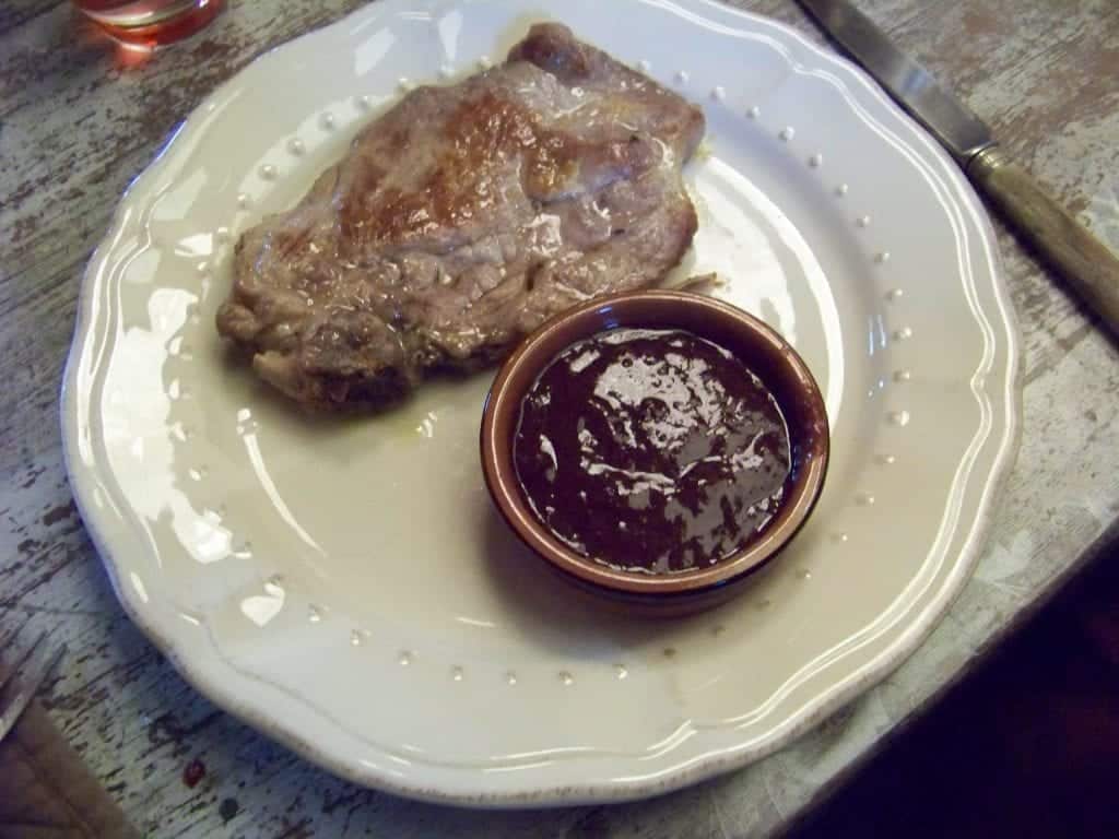 sauce aux prunes avec une viande blanche