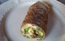 rouleau de galette à l'omelette, jambon et salade