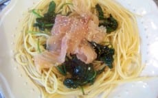 spaghetti aux pousses d'épinards et saumon fumé