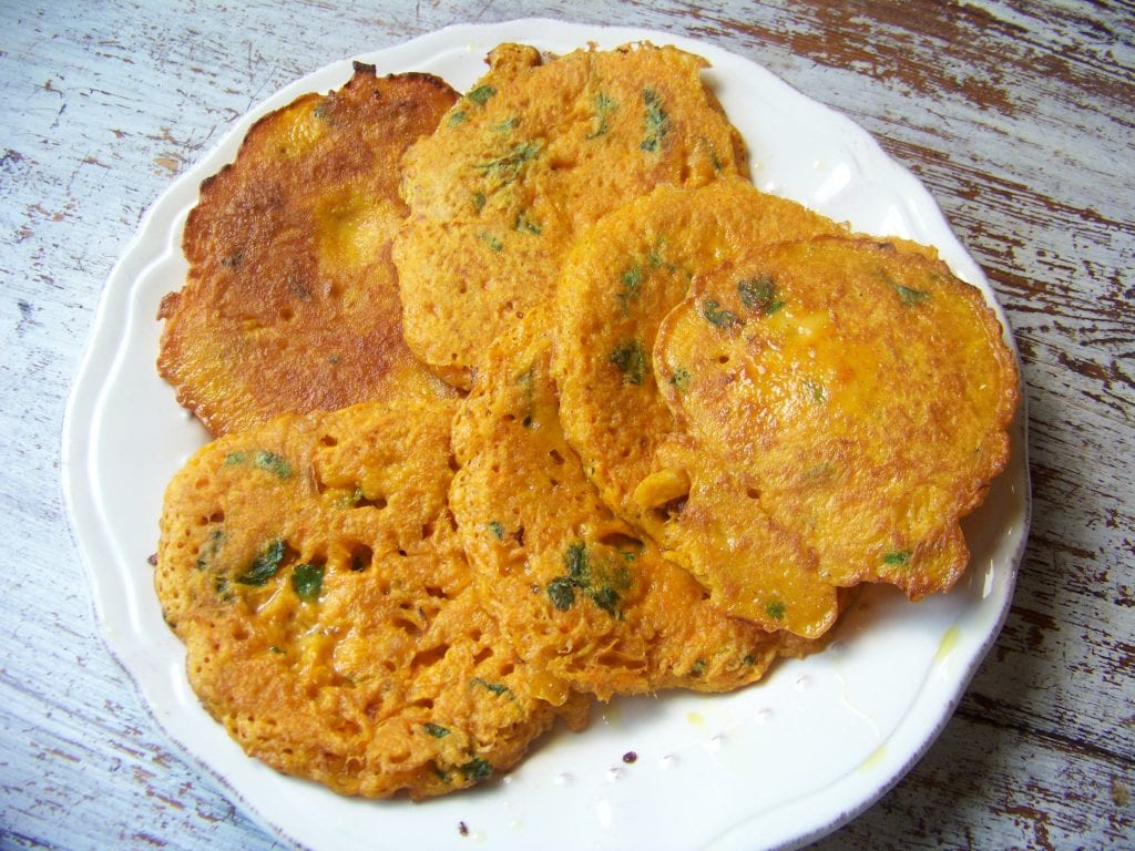 recette de pancakes à la farine de riz, curry et carottes