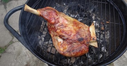 épaule d'agneau cuite au barbecue