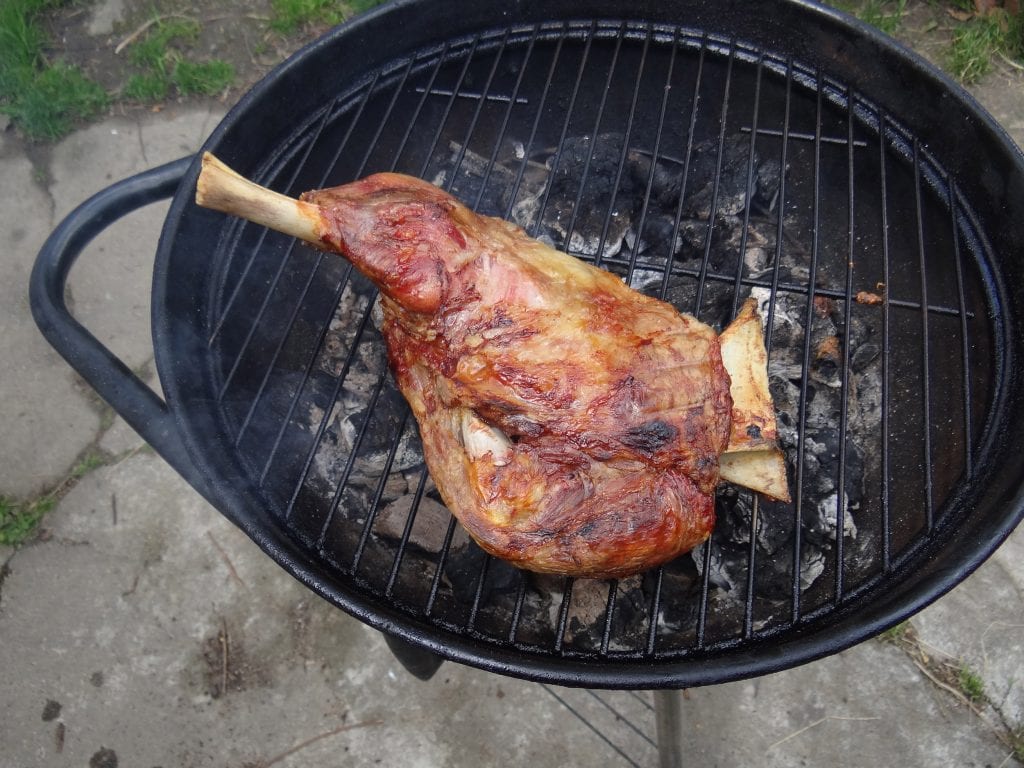 épaule d'agneau cuite au barbecue