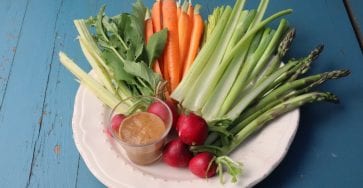 Crudités de fête avec le pinzimonio